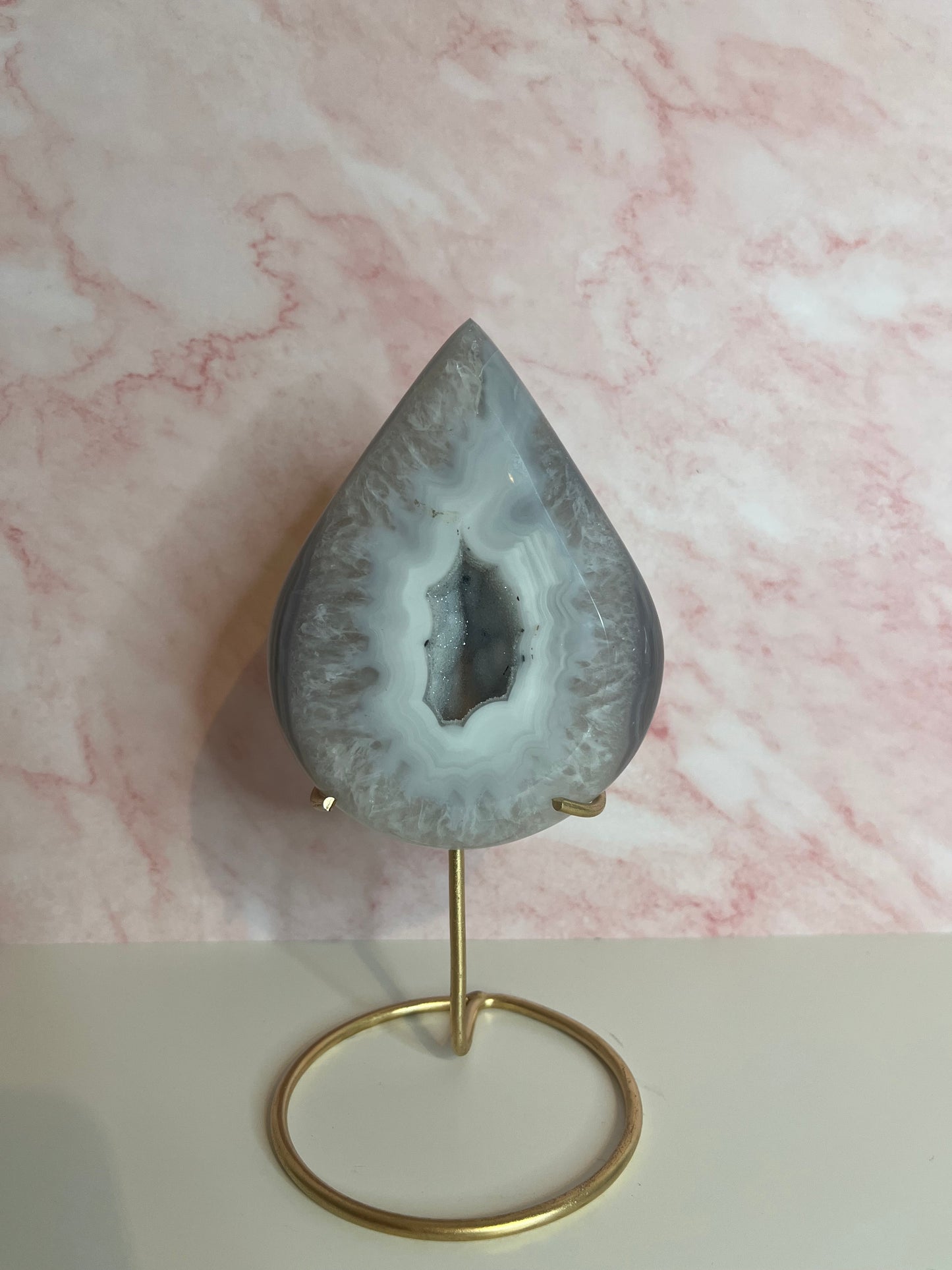 Achat-Tropfen auf Ständer