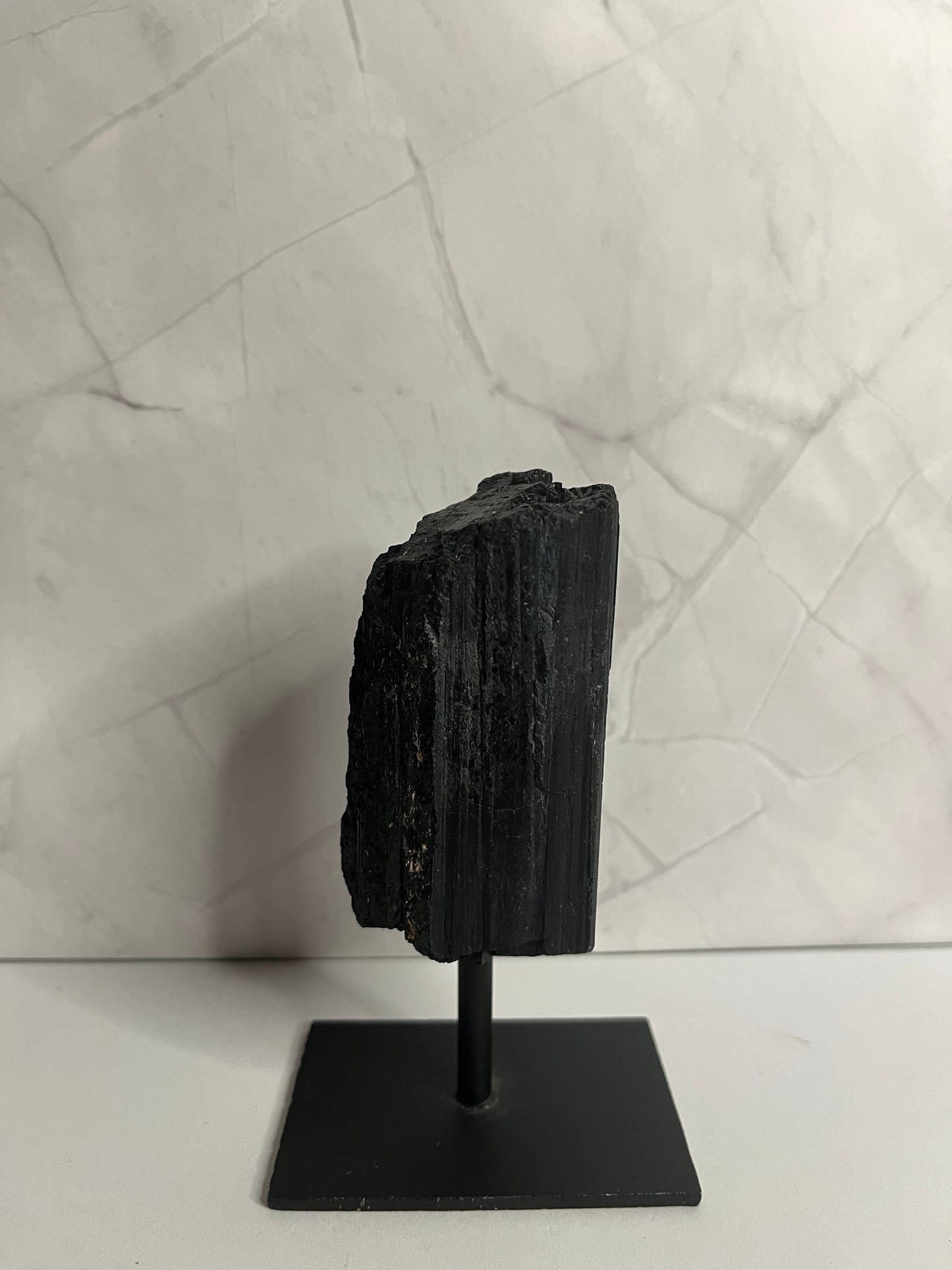 Schwarzer Turmalin auf Ständer