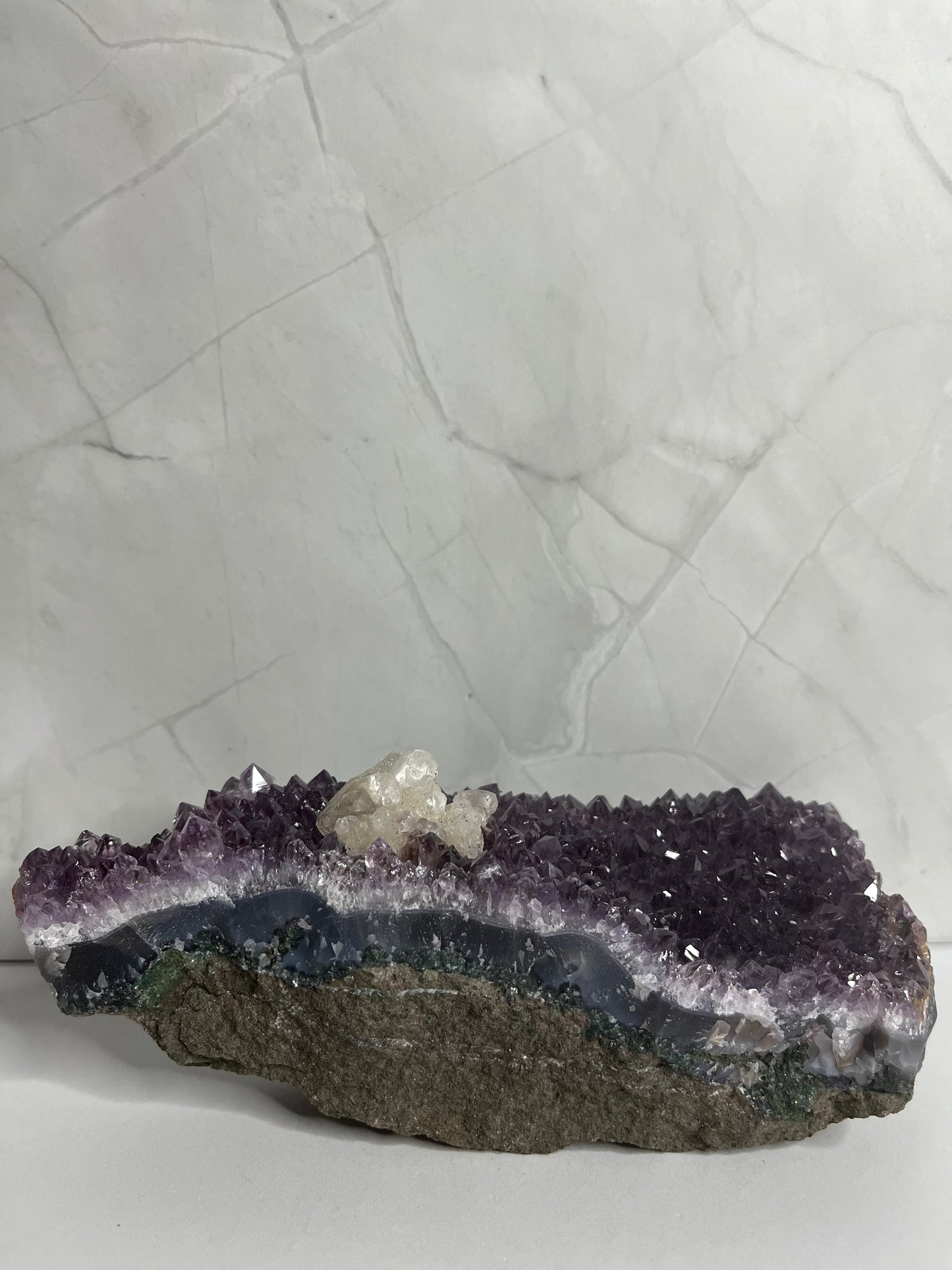Amethyst Druse mit Calcit