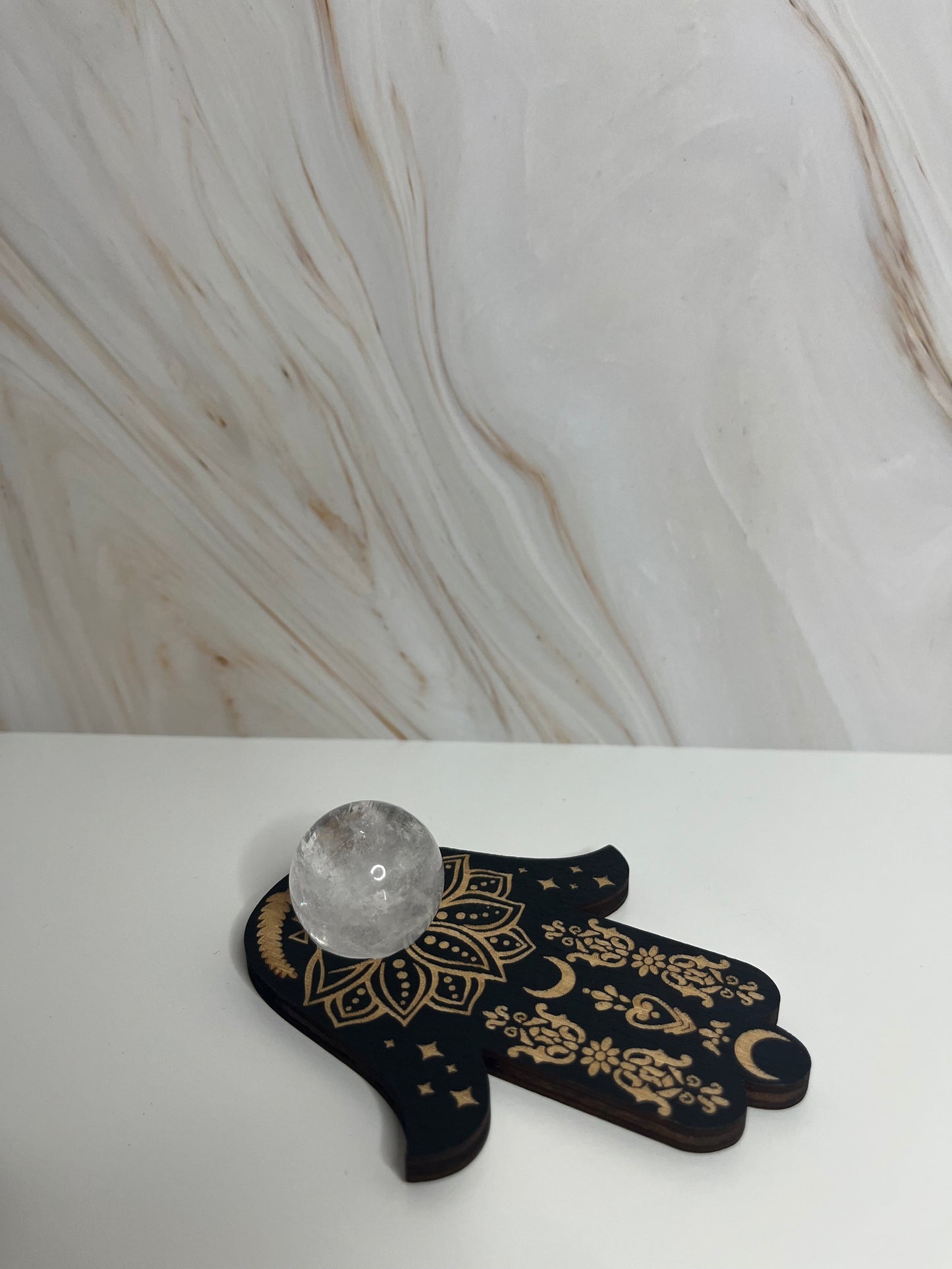 Hand mit Lotusblume Kugelhalterung