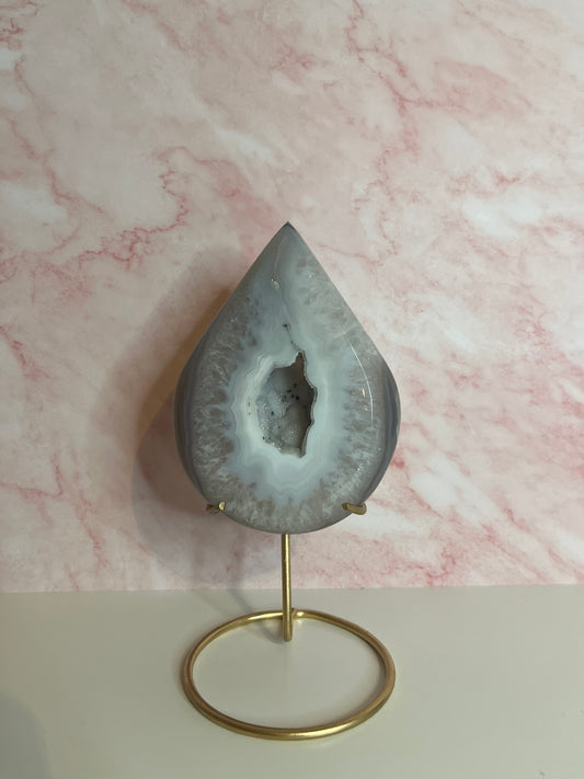 Achat-Tropfen auf Ständer