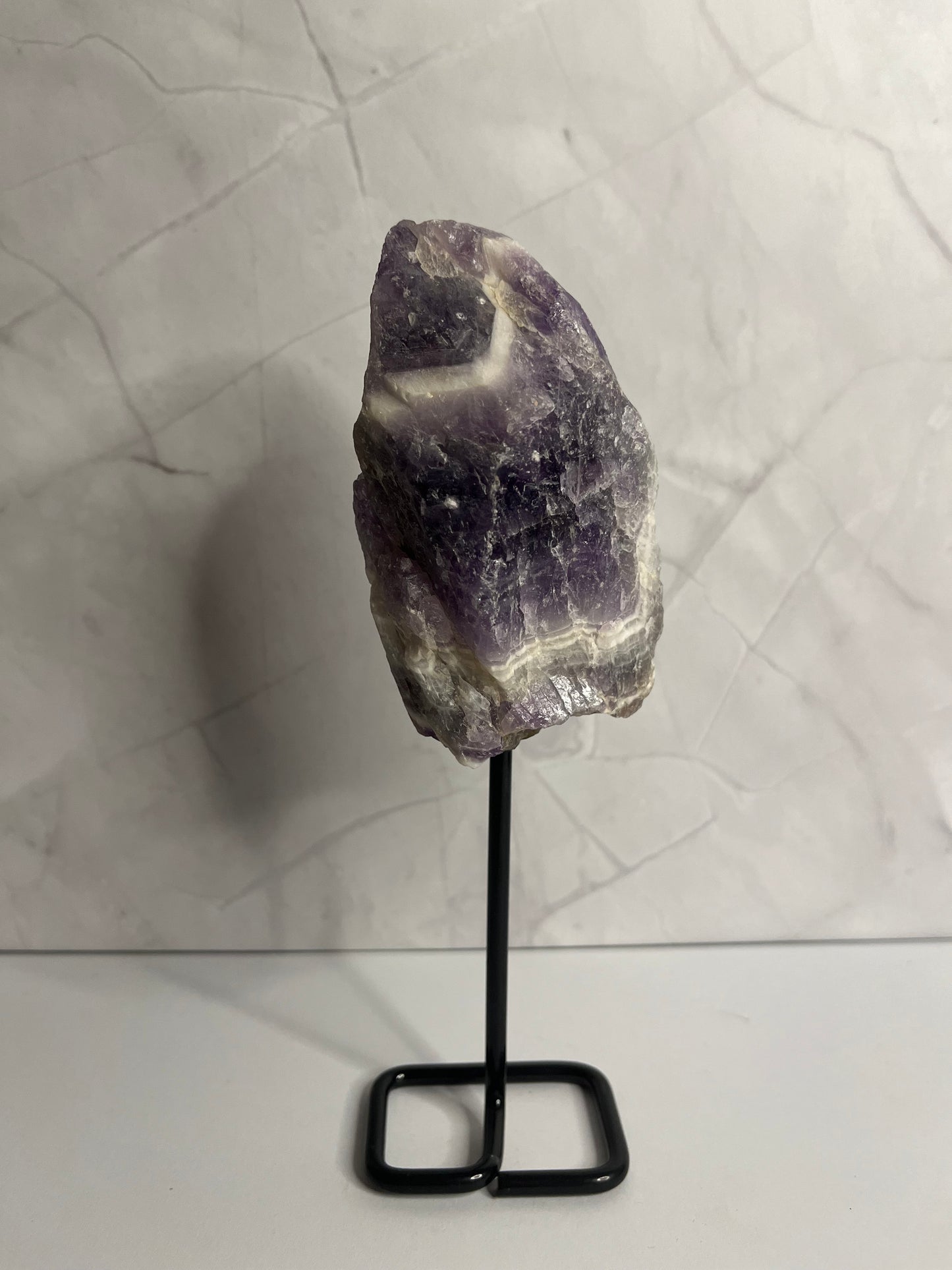 Chevron Amethyst auf Ständer